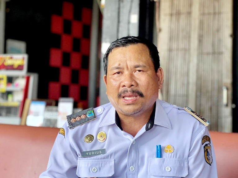 Jalan Provinsi di Kayan Hulu Rusak Parah, Camat Yudius Inisiasi Perbaikan Swadaya