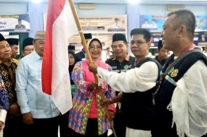 Bupati Erlina Lepas 180 Calon Jemaah Haji Kloter 22 dari Embarkasi Batam