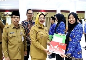 Bupati Mempawah Serahkan SK Pengangkatan 44 CPNS Formasi 2024