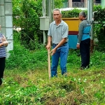 Kominfo Sintang Kerahkan Puluhan Staf Bersihkan Sampah Plastik