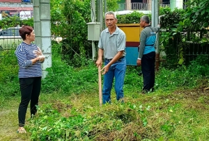 Kominfo Sintang Kerahkan Puluhan Staf Bersihkan Sampah Plastik