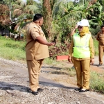 Bupati Erlina Tinjau Jalan Rusak di Dusun Bemban: Janjikan Perbaikan Bertahap Hingga 2026