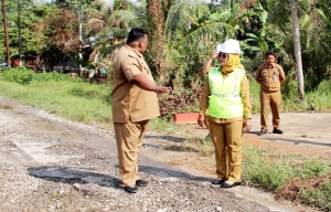 Bupati Erlina Tinjau Jalan Rusak di Dusun Bemban: Janjikan Perbaikan Bertahap Hingga 2026