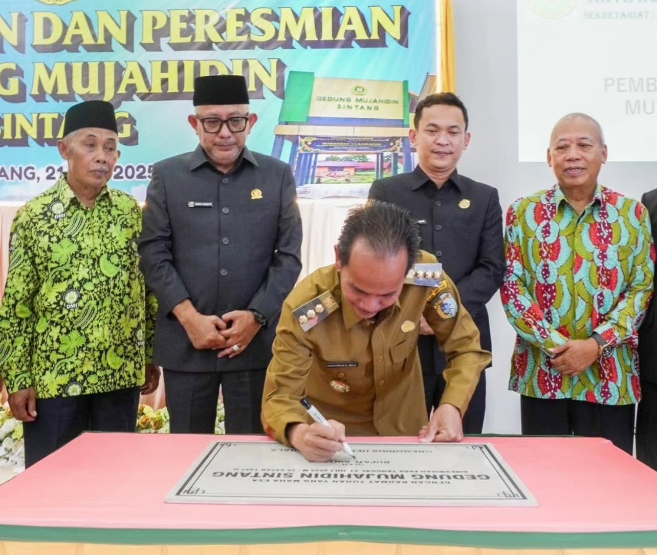 Bupati Bala Resmikan Gedung Mujahidin Sintang