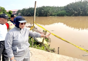 Erlina-Juli Tinjau Rumah Warga Ambruk Diterjang Erosi