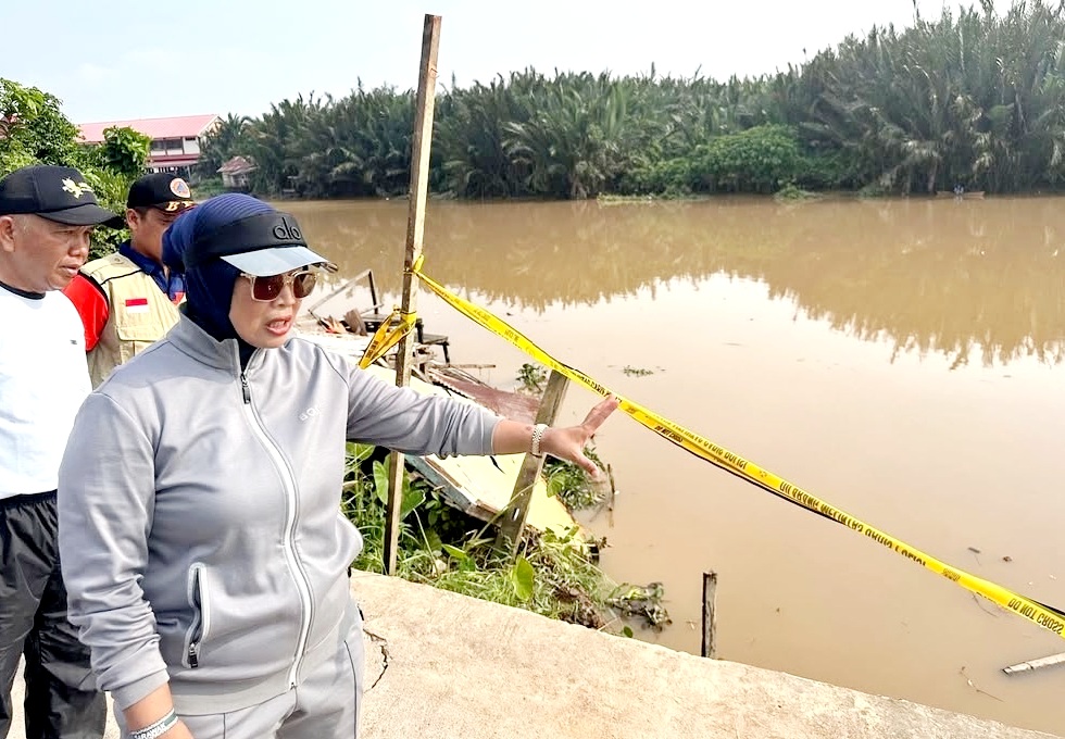 Erlina-Juli Tinjau Rumah Warga Ambruk Diterjang Erosi