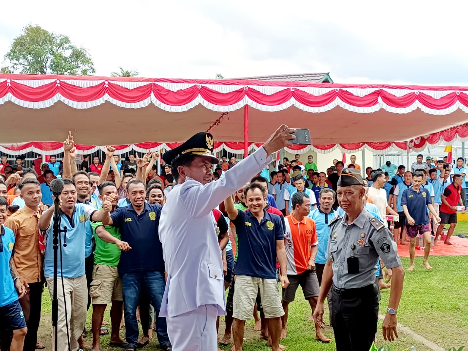 Bupati Bala Swafoto Bersama Warga Binaan Lapas Sintang