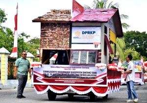 Semarak HUT RI ke-80, 22 Mobil Hias Paradekan Pesan Pembangunan Sintang