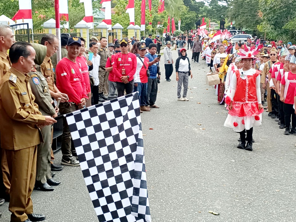 Meriah! 1.951 Pelajar Sintang Ikuti Karnaval Budaya HUT RI ke-80