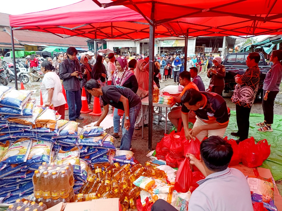 Stabilkan Harga Sembako, Pemprov Kalbar Gelontorkan 1.000 Paket Murah di Pasar Masuka Sintang