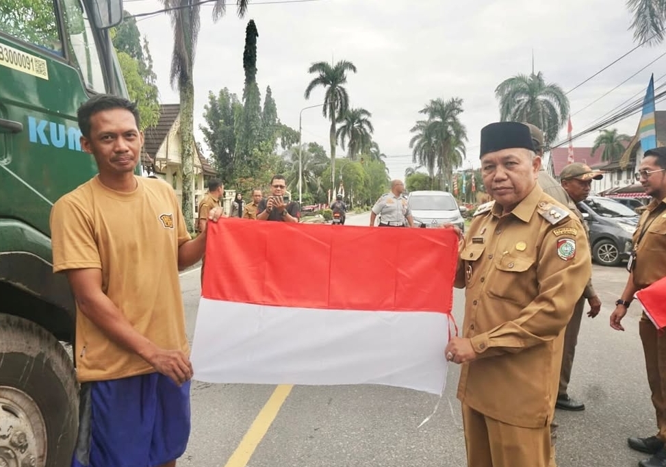 Wabup Juli Bagikan 350 Bendera Merah Putih, Ajak Warga Semarakkan HUT ke-80 RI
