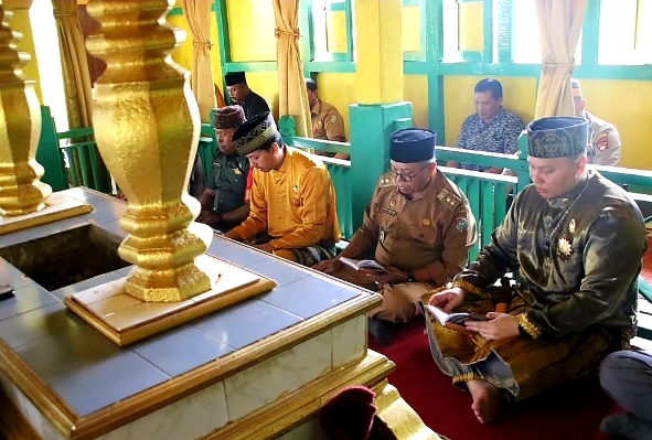 Jelang Festival Robo-Robo, Wabup Mempawah Ziarah ke Makam Opu Daeng Manambon