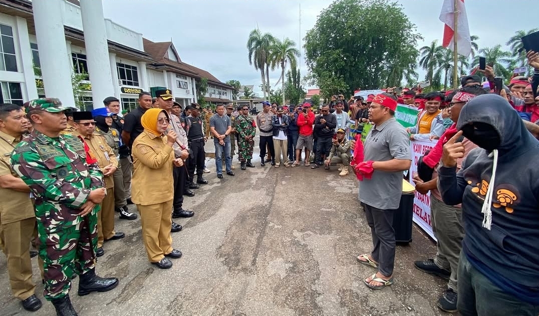 Bupati Erlina Tegaskan Pemkab Mempawah Netral, Siap Mediasi Sengketa Warga Sadaniang dengan PT AHAL