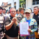 Warga Sadaniang Geruduk Kantor Bupati Mempawah, Tuntut PT AHAL Bertanggung Jawab