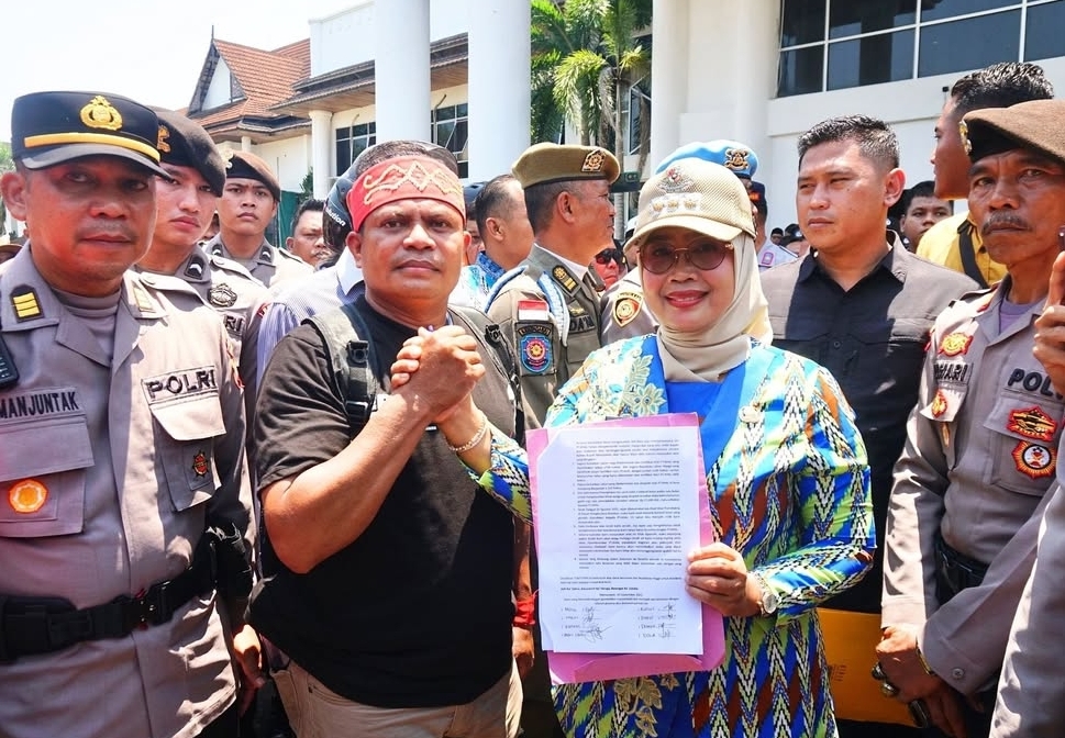 Warga Sadaniang Geruduk Kantor Bupati Mempawah, Tuntut PT AHAL Bertanggung Jawab