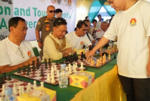 Wako Edi Adu Strategi dengan Master Fide Muhammad Kamalsyah di Fun Chess Exhibition 2025