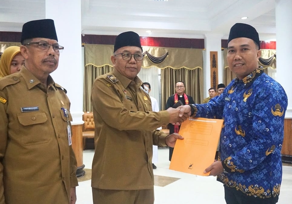 Wabup Mempawah Serahkan SK kepada 108 PPPK Tahap II Formasi 2024