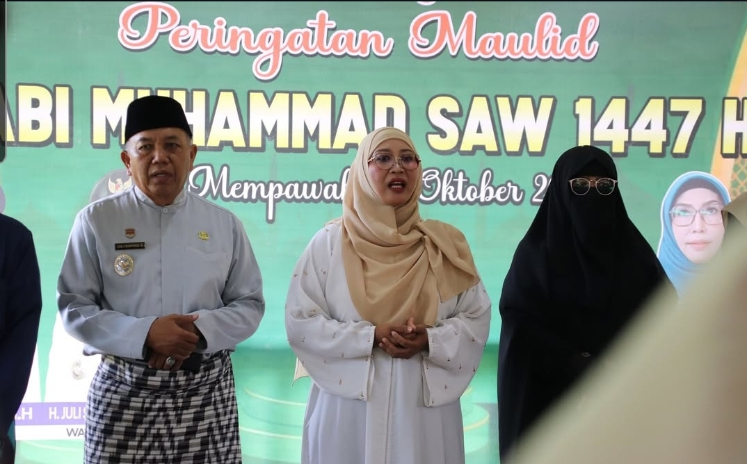 Peringati Maulid Nabi Muhammad SAW, Ratusan Muslimah Padati Rumah Dinas Bupati Mempawah