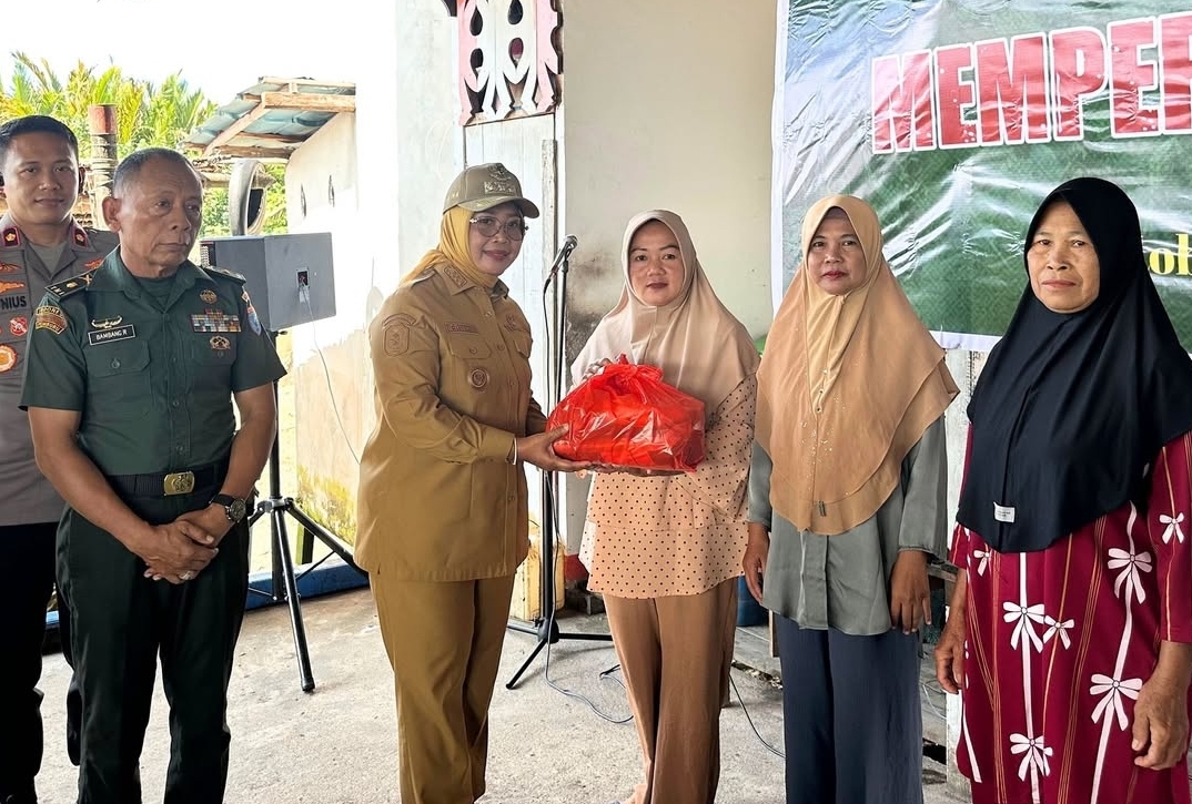 Bupati Erlina dan Kodim 1201/Mph Bagikan 200 Paket Sembako di HUT ke-80 TNI