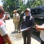 Bupati Erlina Turun ke Lapangan, Tinjau Jalan Rusak di Sungai Pinyuh: Keluhan Warga Kami Prioritaskan!