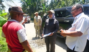 Bupati Erlina Turun ke Lapangan, Tinjau Jalan Rusak di Sungai Pinyuh: Keluhan Warga Kami Prioritaskan!