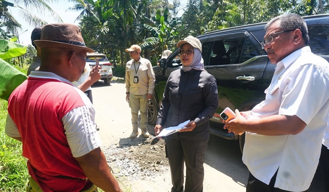 Bupati Erlina Turun ke Lapangan, Tinjau Jalan Rusak di Sungai Pinyuh: Keluhan Warga Kami Prioritaskan!