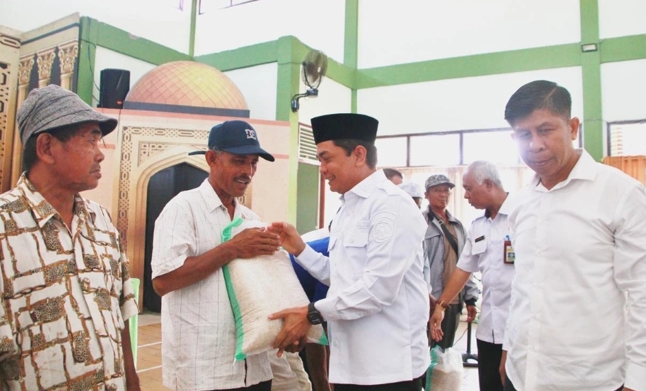 Pemkot Salurkan 1.264 Paket Beras Cadangan Pangan di Pontianak Timur dan Utara