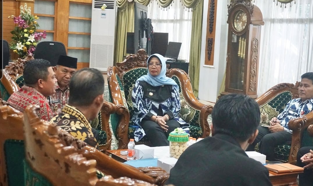 Bupati Erlina Ajak Warga Desa Bumbun Utamakan Musyawarah dalam Selesaikan Persoalan Desa