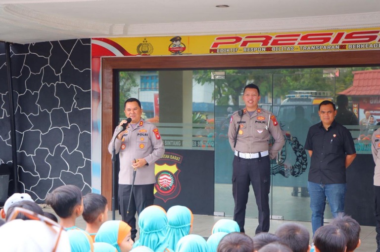 Anak TK Serbu Mapolres Sintang, Kapolres Sanny Ajak Belajar jadi Polisi Cilik