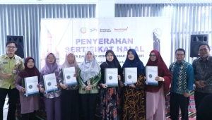 Pemkot Serahkan 40 Sertifikat Halal UMKM