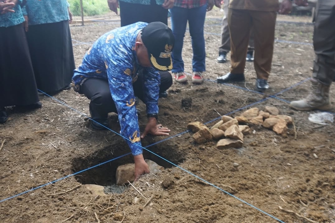 Wabup Juli Letakkan Batu Pertama Rumah Bantuan RTLH di Pak Laheng