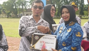 Bupati Erlina Tekankan Perlindungan Guru dan Netralitas ASN pada Upacara HUT PGRI-Korpri di Mempawah