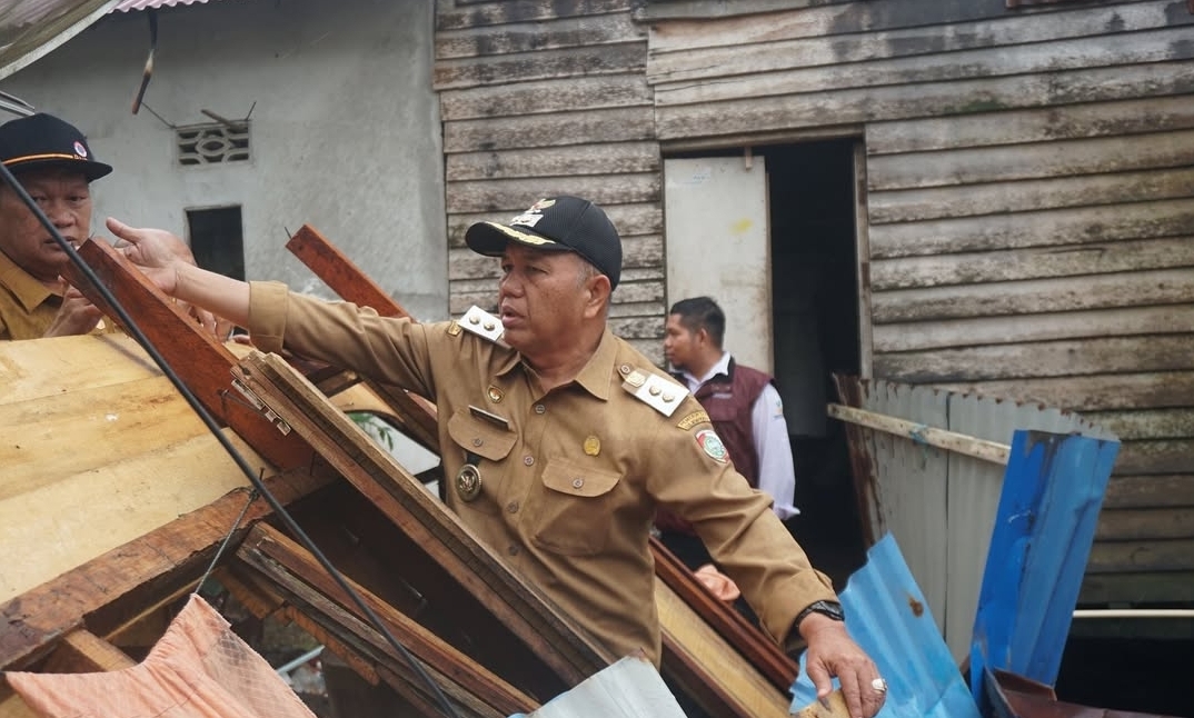 Wabup Juli Tinjau Rumah Warga Hancur Dihantam Angin Kencang dan Rob