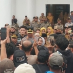 Demonstran Desak Transparansi Anggaran Pendopo Rakyat Rp15 Miliar