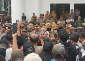Demonstran Desak Transparansi Anggaran Pendopo Rakyat Rp15 Miliar
