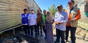 Bupati Mempawah Serahkan Bantuan untuk Korban Cuaca Ekstrem di Sungai Duri 2