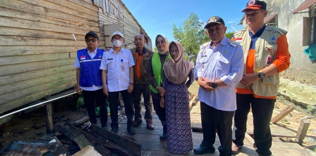 Bupati Mempawah Serahkan Bantuan untuk Korban Cuaca Ekstrem di Sungai Duri 2