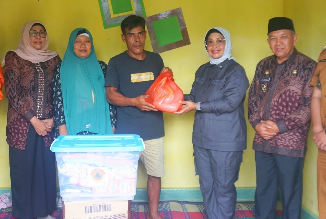 Bupati Erlina Serahkan Santunan, Warga Diingatkan Waspada Cuaca Ekstrem