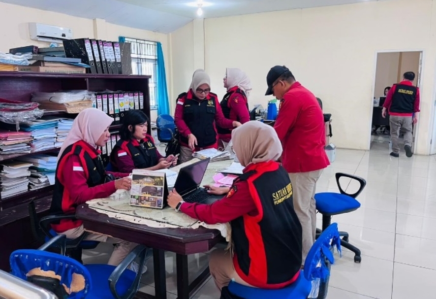 Kejati Kalbar Geledah Kantor Perusda Aneka Usaha, Usut Dugaan Korupsi Proyek Pudkot 2018