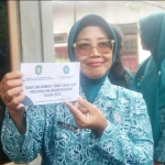 Erlina Serahkan Bantuan RTLH di Desa Pak Laheng