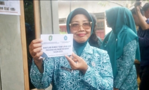 Erlina Serahkan Bantuan RTLH di Desa Pak Laheng