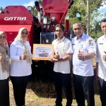 Dorong Produktivitas Petani, Bupati Erlina Serahkan 40 Unit Alsintan di Mempawah