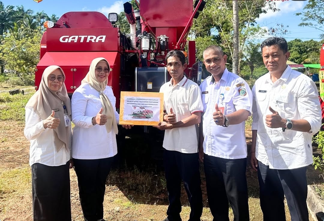 Dorong Produktivitas Petani, Bupati Erlina Serahkan 40 Unit Alsintan di Mempawah