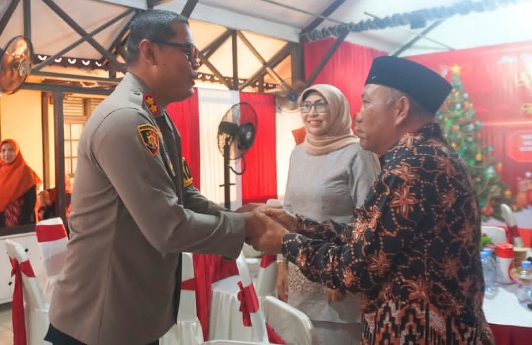 Hangatnya Perayaan Natal, Wabup Juli Silaturahmi ke Rumah Kapolres Mempawah