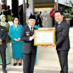 Wabup Sintang Terima 5 Penghargaan di HUT ke-69 Pemprov Kalbar