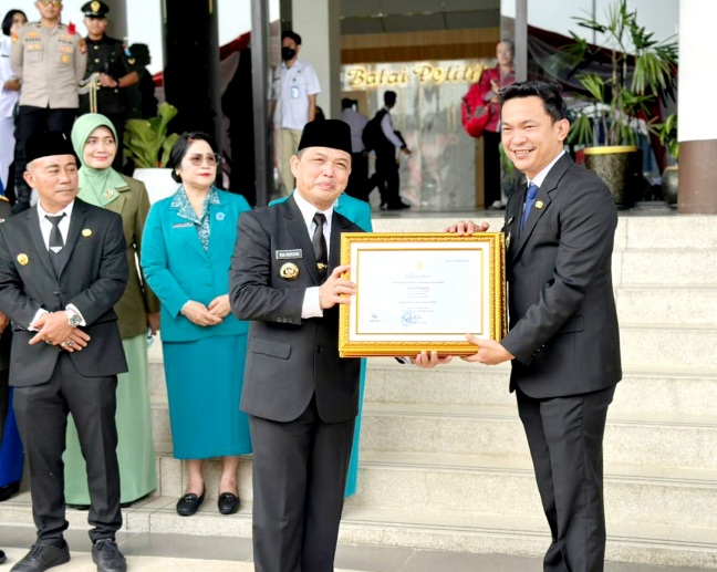 Wabup Sintang Terima 5 Penghargaan di HUT ke-69 Pemprov Kalbar