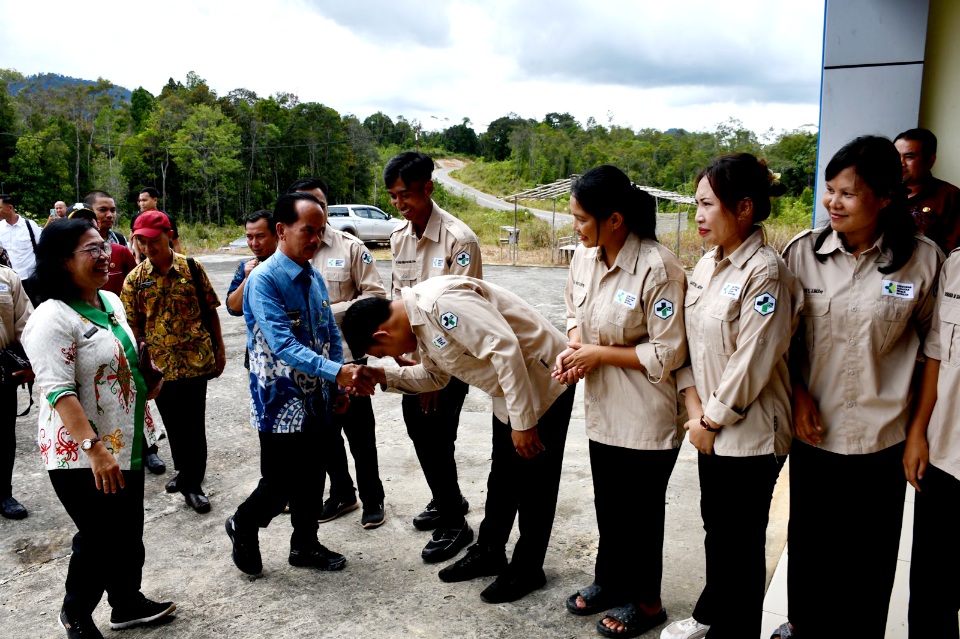 Turun ke Perbatasan, Bupati Bala Suntik Semangat Petugas Puskesmas Jasa