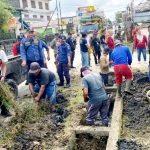 Cegah Banjir, Lurah Kapuas Kanan Hilir Pimpin Bersih-Bersih Drainase