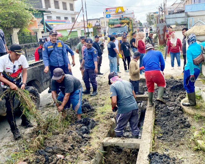 Cegah Banjir, Lurah Kapuas Kanan Hilir Pimpin Bersih-Bersih Drainase