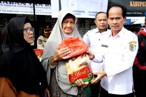 Pemkab Sintang Pangkas Harga Sembako Rp32 Ribu per Paket